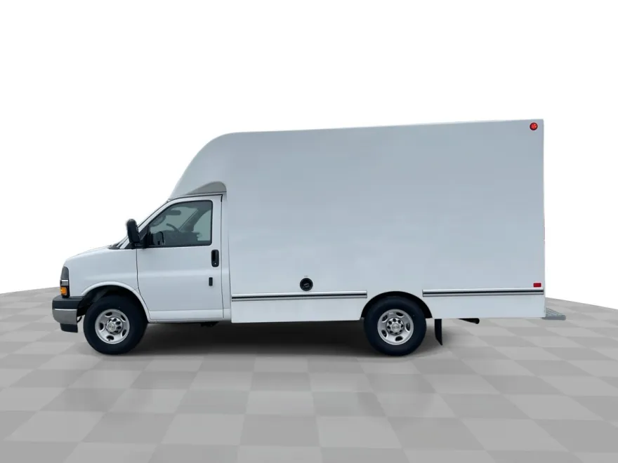 2024 Chevrolet Express Cutaway 3500 photo 1