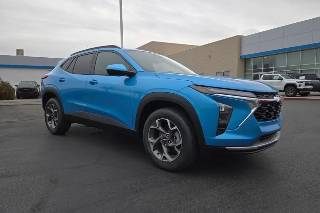 2025 Chevrolet Trax LT photo 1