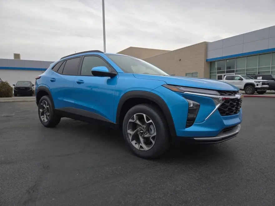 2025 Chevrolet Trax LT photo 1