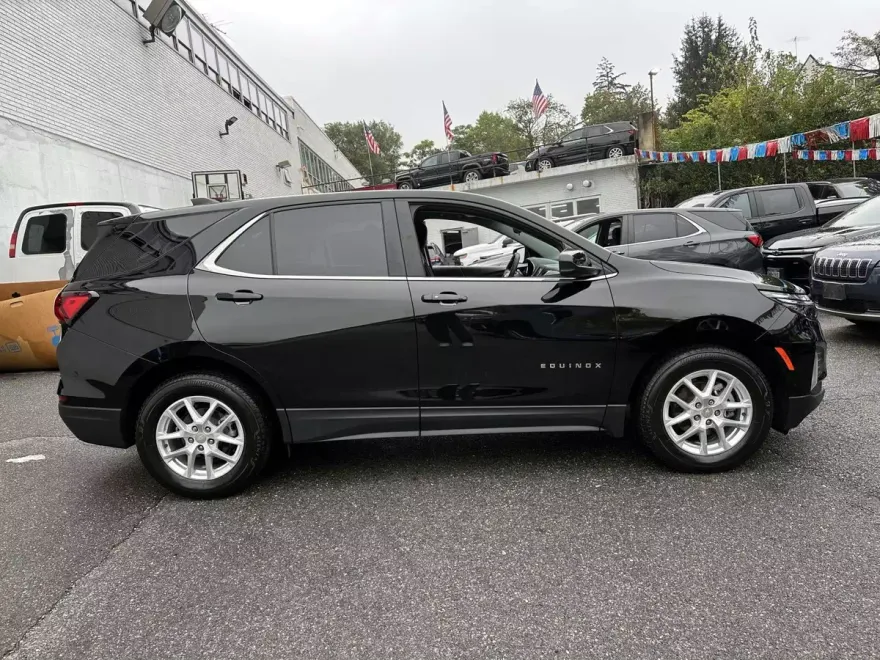 2022 Chevrolet Equinox LT photo 1