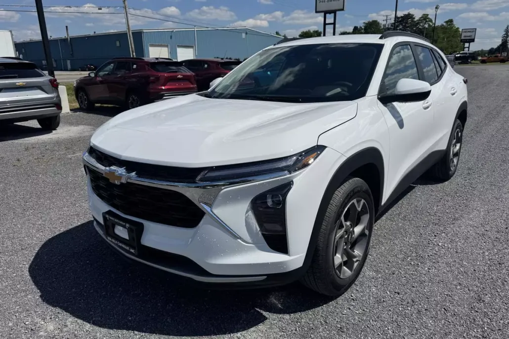 2025 Chevrolet Trax LT photo 1