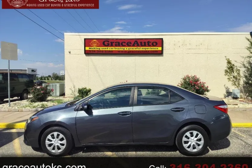2014 Toyota Corolla LE photo 1