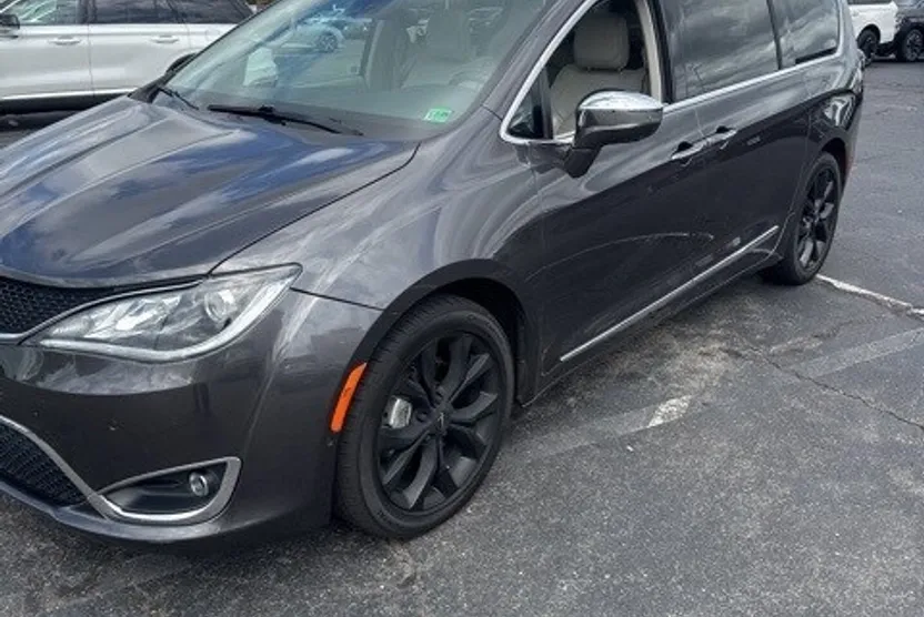 2019 Chrysler Pacifica Limited photo 1