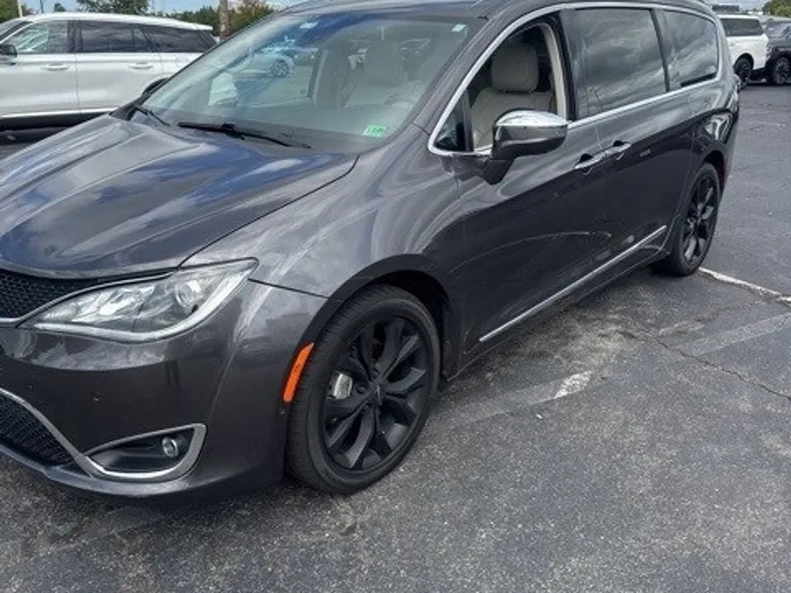 2019 Chrysler Pacifica Limited photo 1