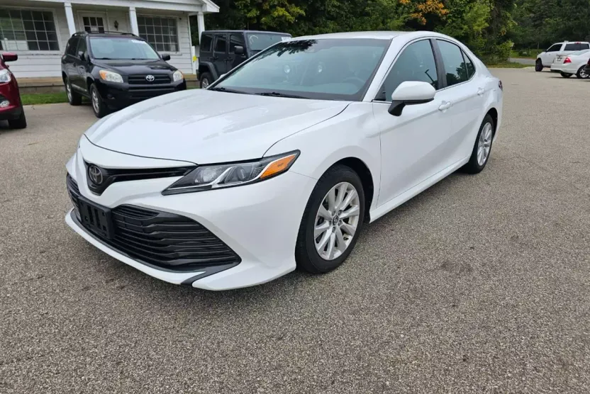 2018 Toyota Camry LE photo 1