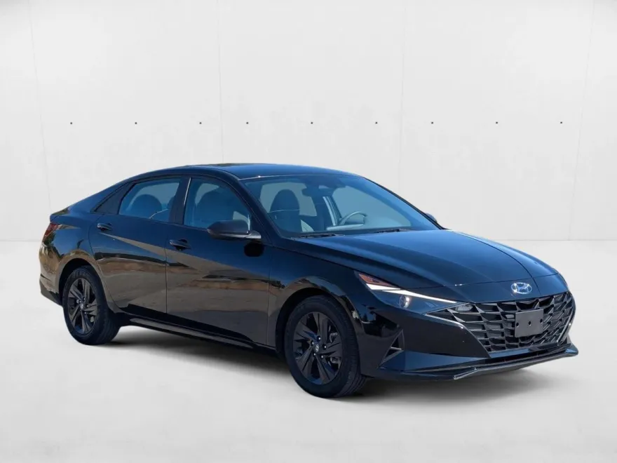 2023 Hyundai Elantra SEL photo 1