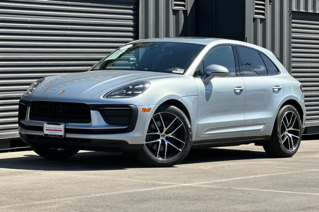 2023 Porsche Macan T photo 1
