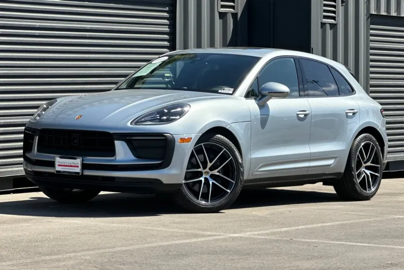 2023 Porsche Macan T photo 1