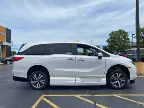 2023 Honda Odyssey Touring photo 4