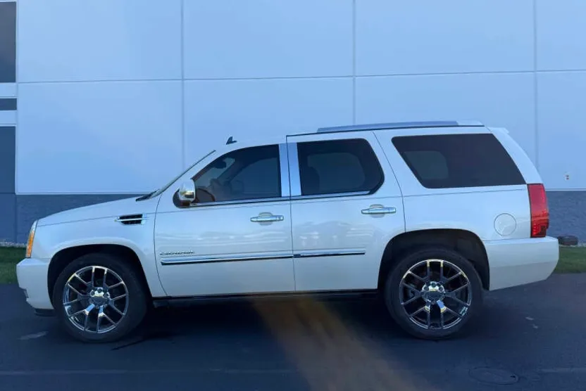 2011 Cadillac Escalade Premium photo 1