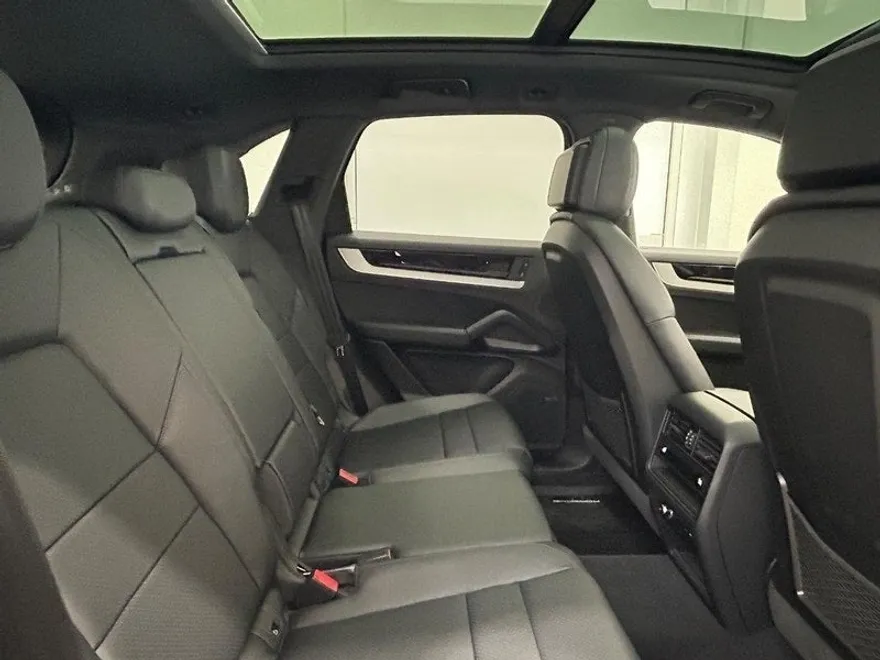 2024 Porsche Cayenne Base photo 14