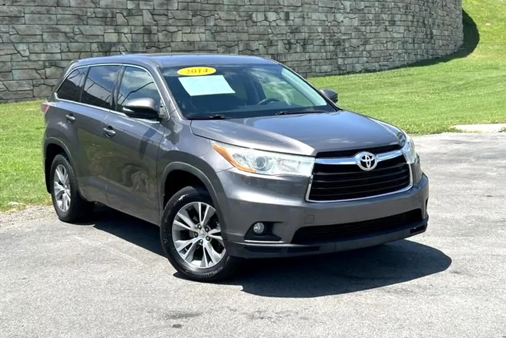 2014 Toyota Highlander LE photo 1