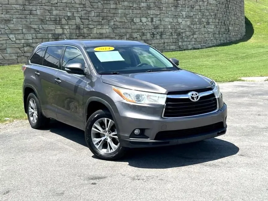 2014 Toyota Highlander LE photo 1
