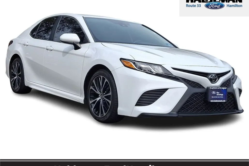 2020 Toyota Camry SE photo 1