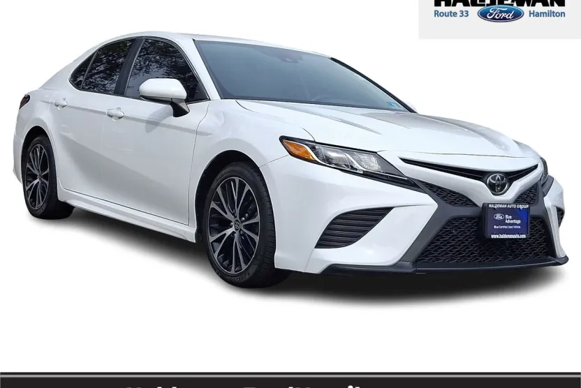 2020 Toyota Camry SE photo 1