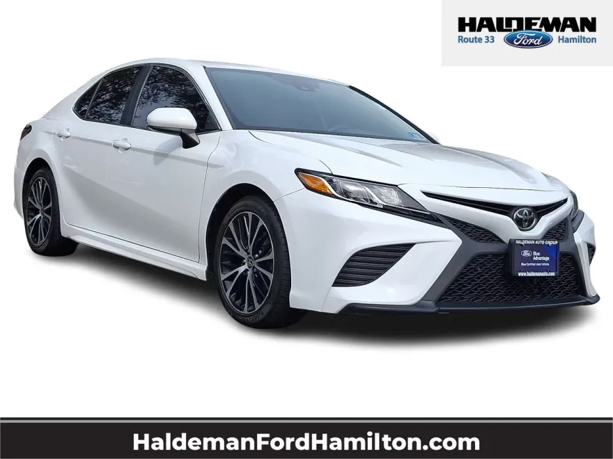 2020 Toyota Camry SE photo 1