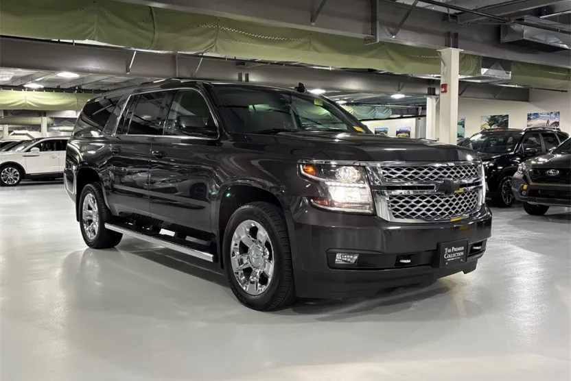 2017 Chevrolet Suburban LT photo 1
