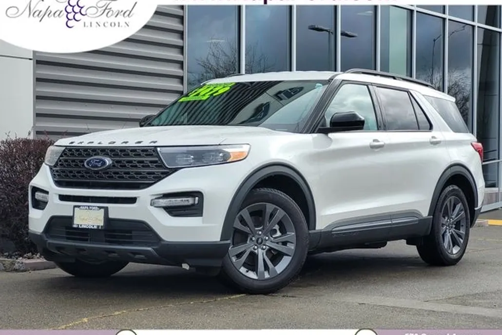 2023 Ford Explorer XLT photo 1