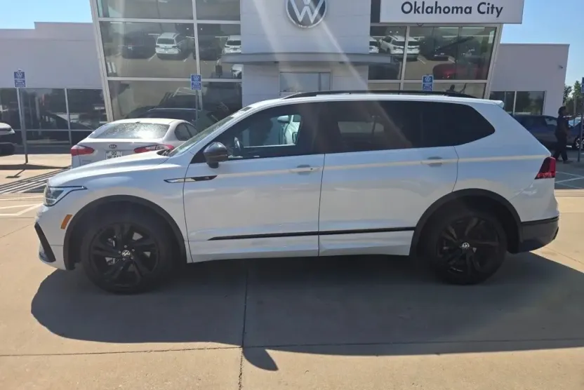 2023 Volkswagen Tiguan SE R-Line Black photo 1