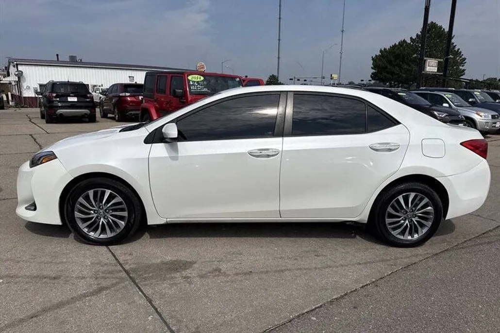 2017 Toyota Corolla XLE photo 1