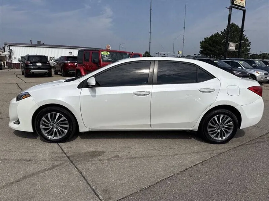 2017 Toyota Corolla XLE photo 1