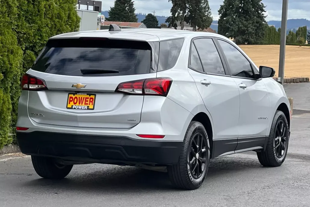 2022 Chevrolet Equinox LS photo 1