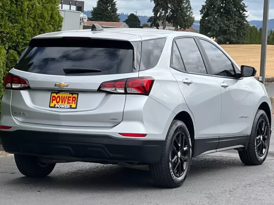 2022 Chevrolet Equinox LS photo 1