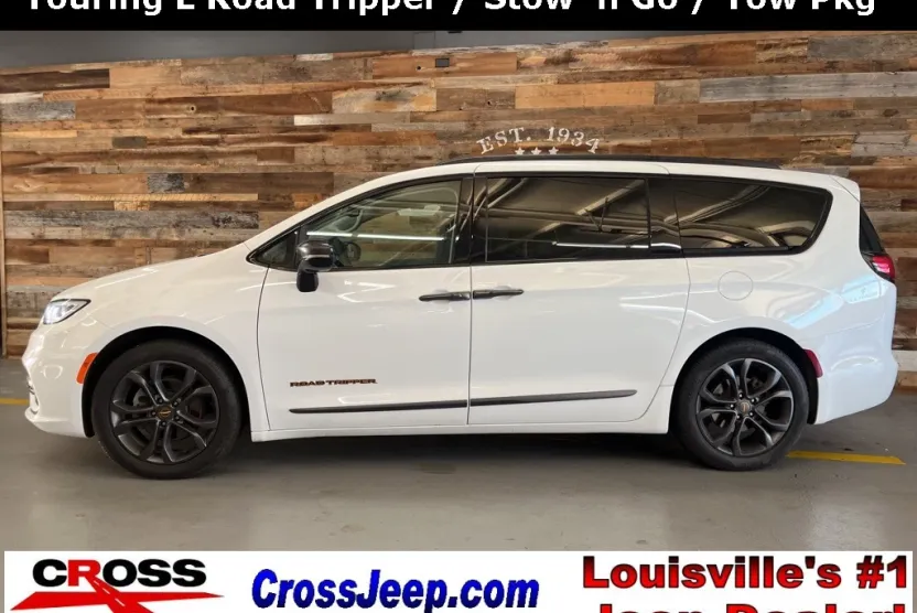 2024 Chrysler Pacifica Touring L photo 1