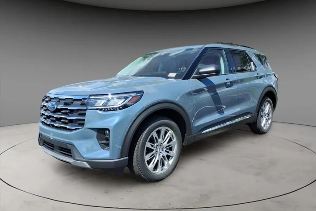 2025 Ford Explorer photo 1
