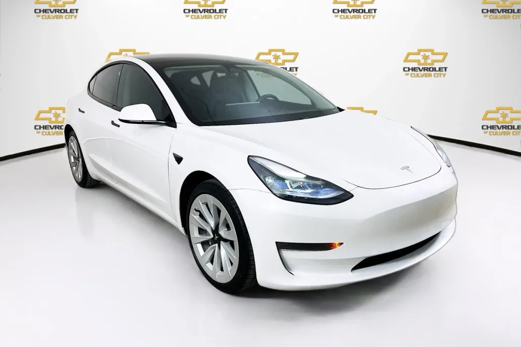 2021 Tesla Model 3 Standard Range Plus photo 1