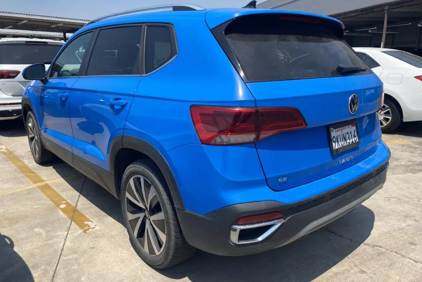 2024 Volkswagen Taos SE photo 1