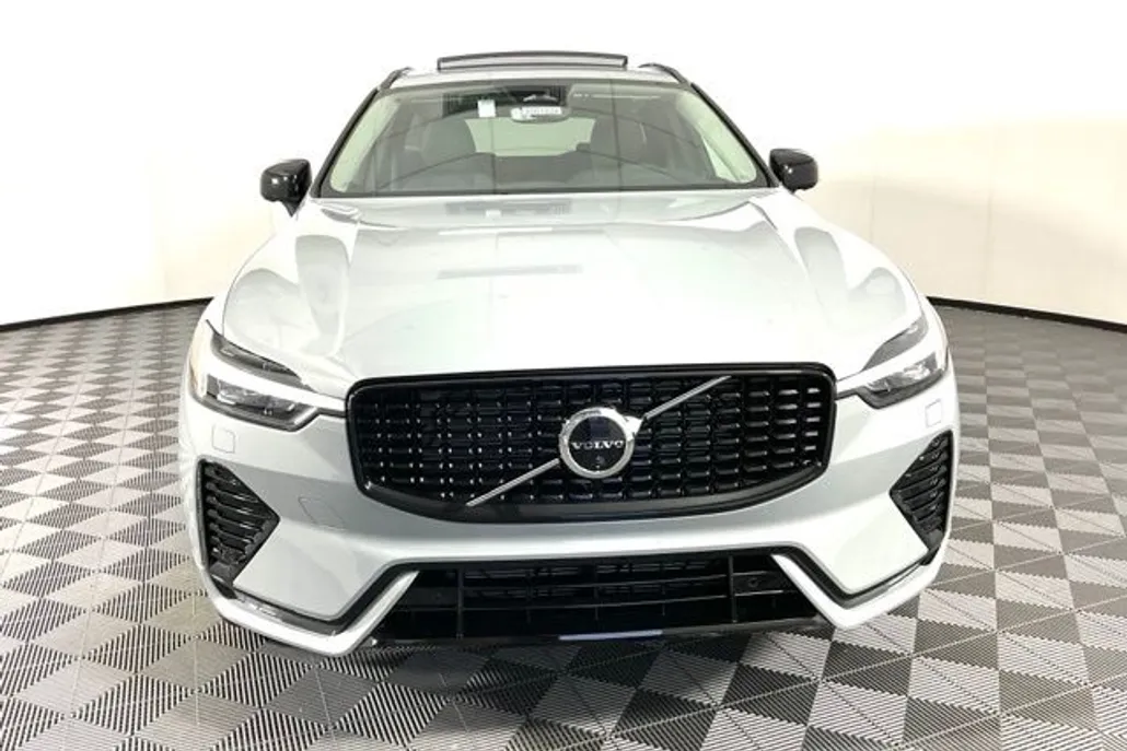 2025 Volvo XC60 B5 Plus photo 1