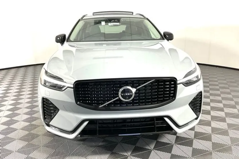 2025 Volvo XC60 B5 Plus photo 1