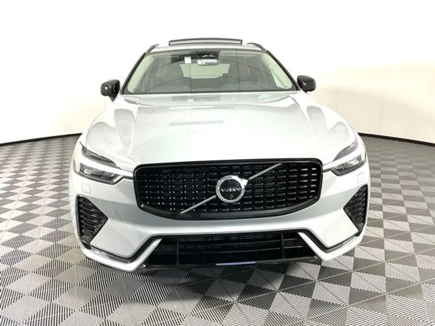 2025 Volvo XC60 B5 Plus photo 1