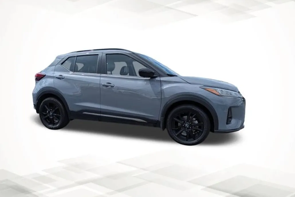 2024 Nissan Kicks SR photo 1