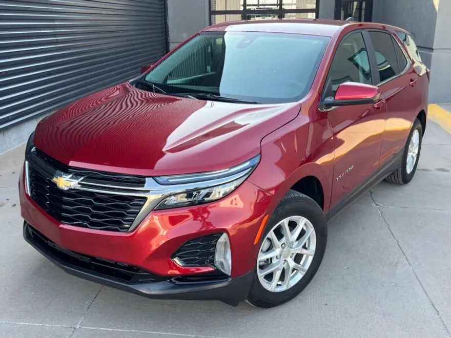 2024 Chevrolet Equinox LT photo 1