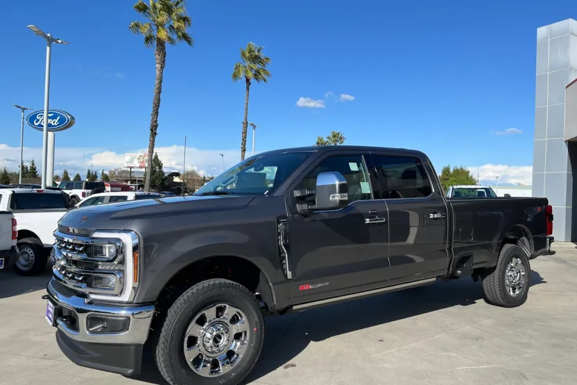 2025 Ford F-250 Lariat photo 1
