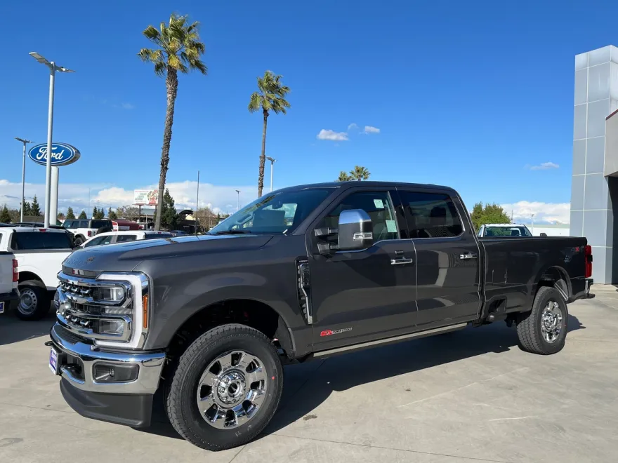 2025 Ford F-250 Lariat photo 1