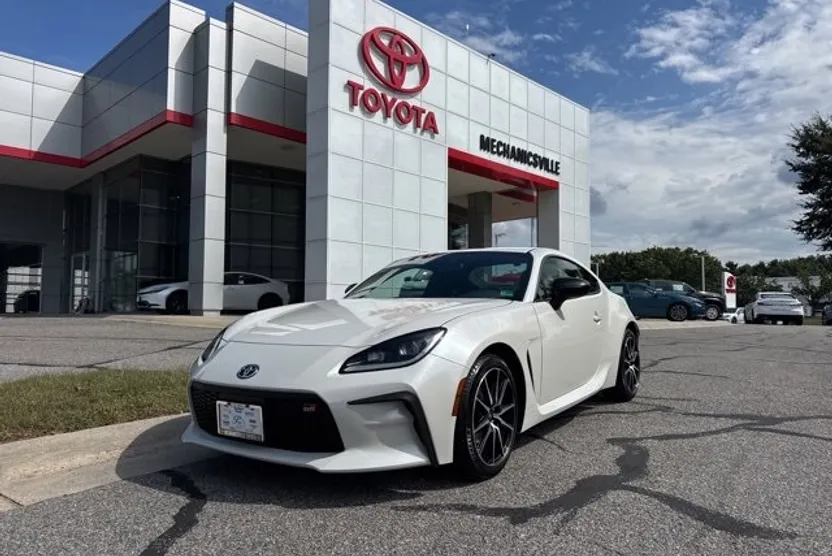 2025 Toyota GR86 Base photo 1