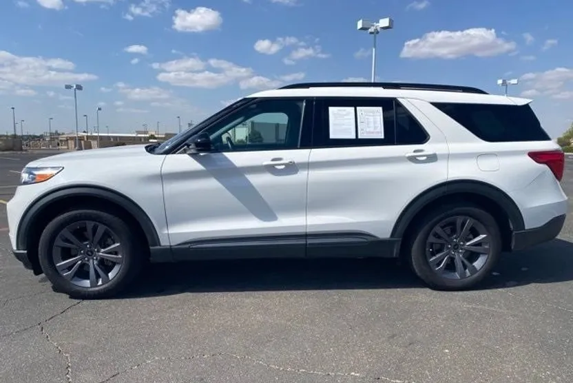 2022 Ford Explorer XLT photo 1