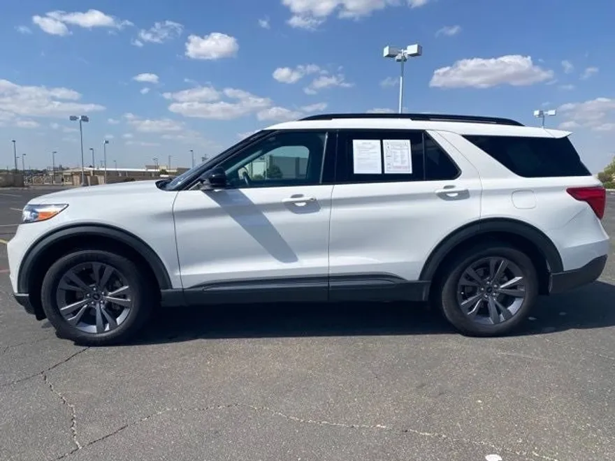 2022 Ford Explorer XLT photo 1