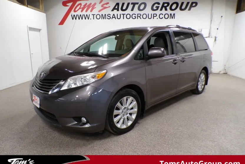 2011 Toyota Sienna XLE photo 1