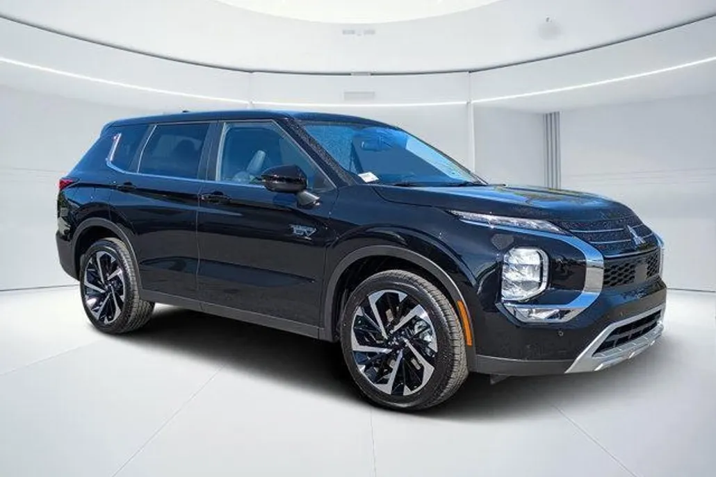 2025 Mitsubishi Outlander SE photo 1