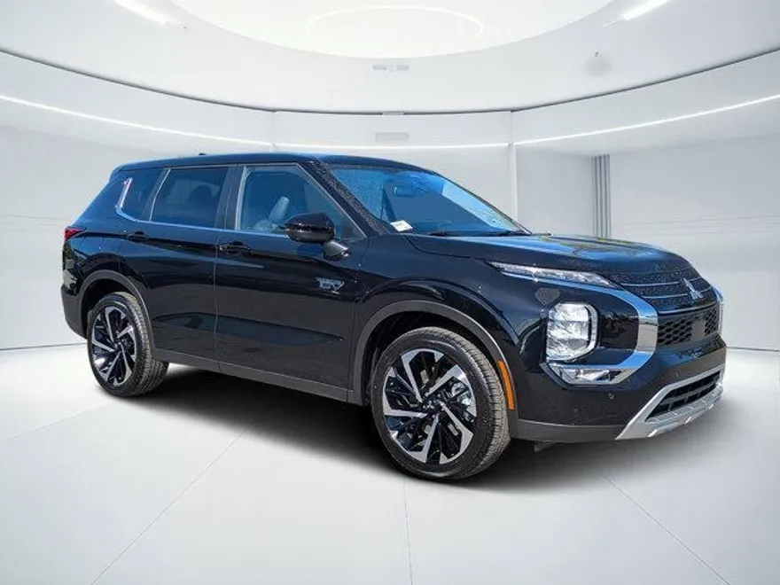 2025 Mitsubishi Outlander SE photo 1