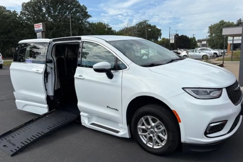 2023 Chrysler Pacifica Touring L photo 1