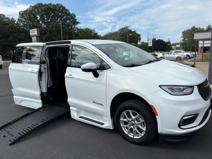 2023 Chrysler Pacifica Touring L photo 1