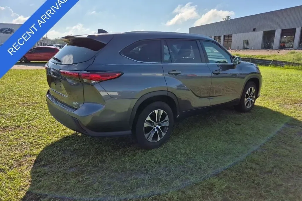 2023 Toyota Highlander XLE photo 1