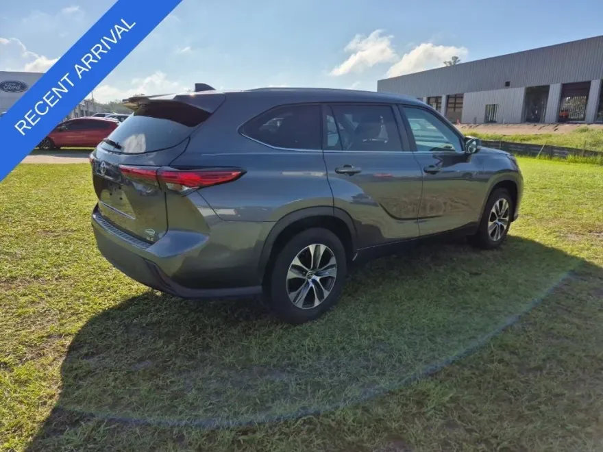 2023 Toyota Highlander XLE photo 1