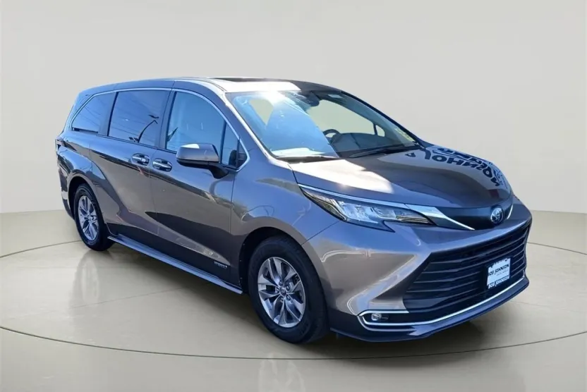 2021 Toyota Sienna XLE photo 1