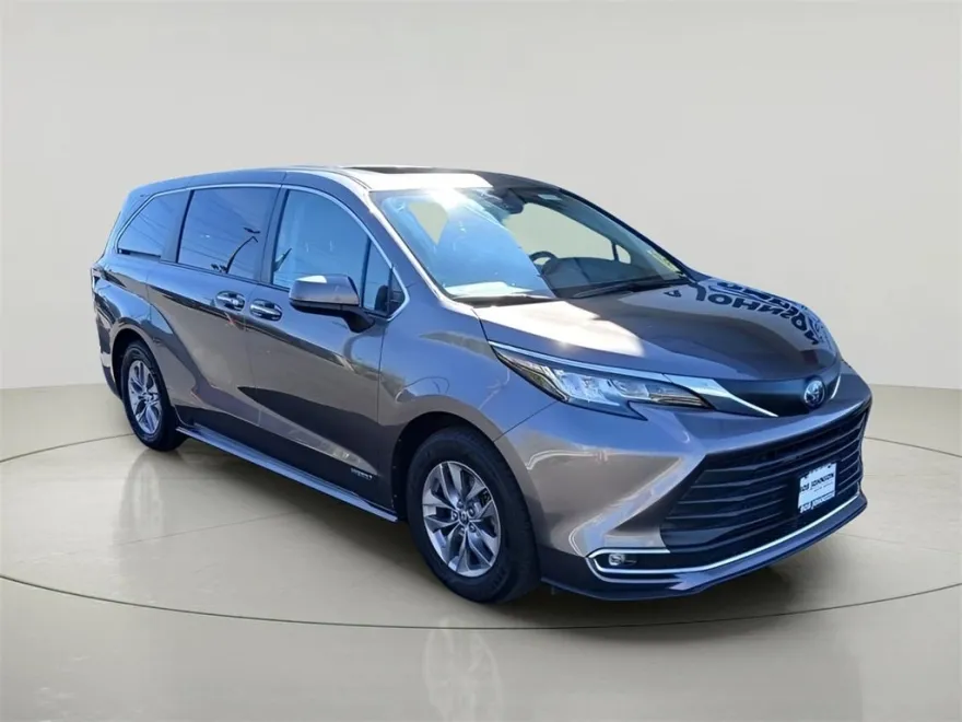2021 Toyota Sienna XLE photo 1